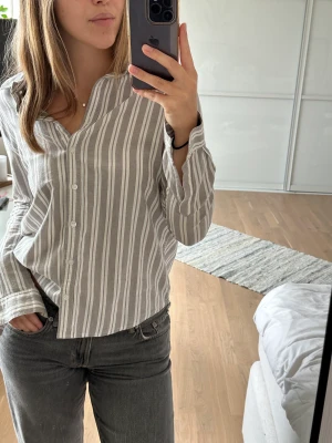 Skjorta från Bikbok - Jättesnygg skjorta från bikbok som tyvärr inte kommer till användning längre. Strl S💓🥰Org pris 400kr