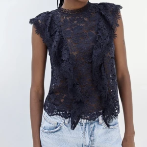 SÖKER  - Söker denna as snygga spets blusen i mörkblå från zara i xs-S