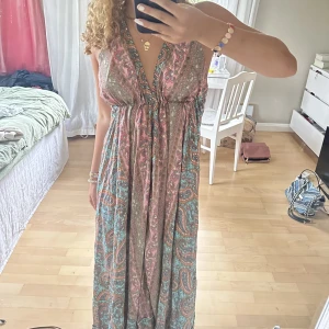 Ibiza dress - Otroligt fin mönstrad klänning med helt perfekt passform och färg💖💖💖💖one size men är skysterbar!! Helt oanvänd med prislappen kvar