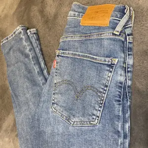 Levi’s skinny jeans i väldigt bra skick, strl 23❤️ 300 kr + frakt🫶🏼 