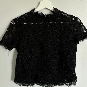 Zara blus - Väldigt fin svart blus från Zara i strl S. Använd men i fint skick. 
