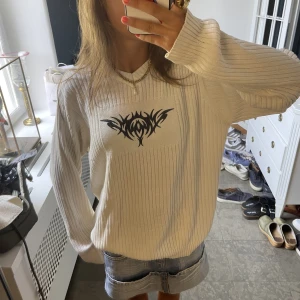 Stickad tröja med print  - Oversized stickad tröja med print🖤