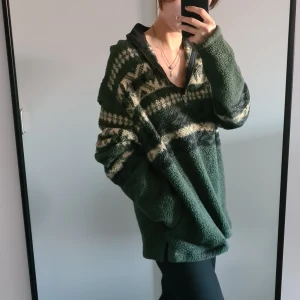 Fleecetröja - En supermysig stor tröja i fleece😊 Den har två stycken fickor vilket är jättemsidigt. Samfraktar gärna, så kolla mina andra annonser!