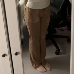 juicy byxor - Snygga juicy byxor som knappt är använda i färgen caramel❤️ skriv för mer bilder