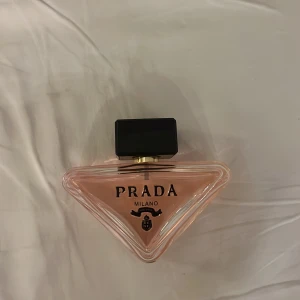 Prada paradox - Säljer denna Prada parfym 100ml, helt ny och full, det är kopia men luktar exakt likadant som den riktiga Prada parfymen 