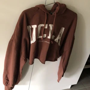 Kort huvtröja - Brun kort huvtröja från HM. Strl XL. 