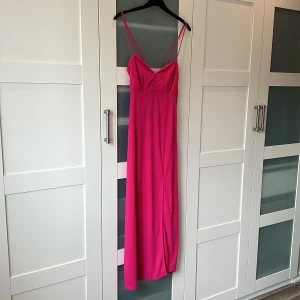 Otroligt fin klänning från mango i strl S! - Otroligt fin! En rosa sommardröm! Strl S. Nypris 800kr