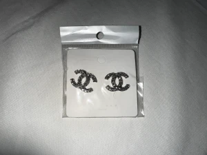 Örhängen - 2,5 cm breda och 2 cm höga. Oanvända i silver med stenar.