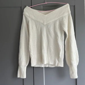 Stickad Offshoulder tröja🤍 - Jätte fin tröja från Gina tricot🌸 som är använd men har inga defekter. Tunt stickad men funkar att ha på tex hösten🍁🍂🩷frakt tillkommer, inga returer🤍