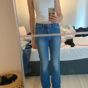 Intressekoll på ett par av mina jeans, vet inte vart dom är ifrån då jag köpte dom på semester men dom är riktigt fina!💗