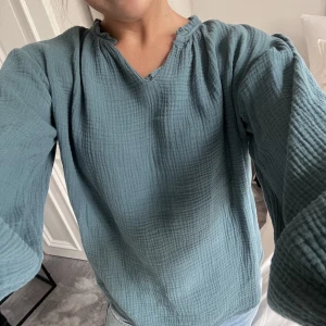 Blus från zara  - Supersöt turkos/grön blus från zara barn! Den är i storlek 13-14 men passar mig med storlek S! Så söt blus verkligen 