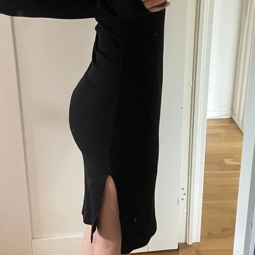 Skitsnygg svart klänning i storlek M!! Säljer då den aldrig kommer till användning:). Klänningar.