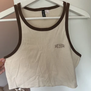 Croptop  - Beige croptop från hm med bruna detaljer.