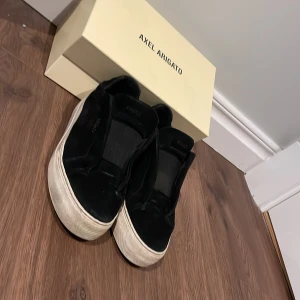 Axel arigato skor  - Bra skick, strl 41 med lådan