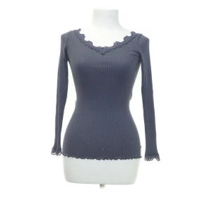 Rosemunde topp - Rosemunde topp i trekvartslång ärm, marinblå, stl S/36