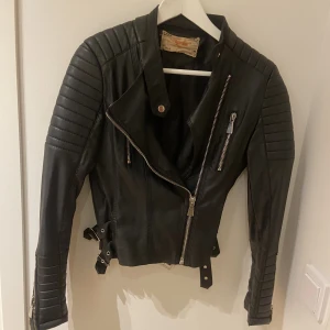 Skinnjacka - Skinnjacka i skinnimitation