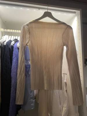 Tröja från STOCKH LM - Tröja från STOCKH LM i storlek XS. Endast använd en gång. Säljer för 120kr