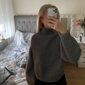Grå stickad tröja🖤 - Säljer denna jättefina tröja från H&M 💕 Använt endast 4 gånger och är lika gott som ny. Passar perfekt till hösten ✨ 🌸399kr originalpris 