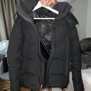 Canada goose black lebel vinter jacka  - Vinterjacka från Canada goose i storlek S det är black lebel med äkta päls det finns 2 innerfickor och den är använd under en vinter orginal lådan dustbagen och alla papper finns kvar köpt från Canada Goose hemsida modellen heter Wyndham parka black label