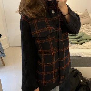 Rutig jacka - Säljer denna rutiga jacka med stickade ärmar. Stl 34 men ändå oversize. I bra skick men lite nopprig på ärmarna vilket kan tas bort. Skriv för fler bilder!!