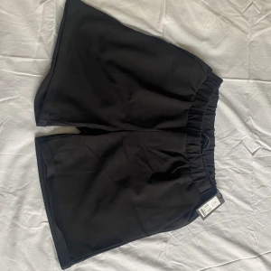 Shorts - Short som liknar kostymbyxor. Oanvända, prislapp sitter kvar. 
