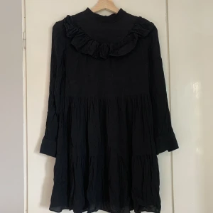 Långärmad klänning Zara - En riktig favorit som tyvärr blivit för liten🥲Tunnt och luftigt tyg men har ändå lite ”tyngd” i sig. Strl xs💞