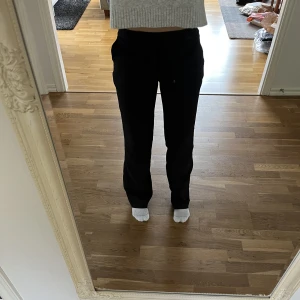 Kostymbyxor  - Ett par svarta low waist kostymbyxor från Nelly💗 skriv till mig vid intresse😊
