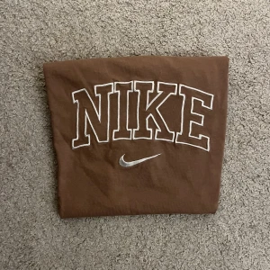 Nike T-shirt  - Beige Nike T-shirt i storlek S