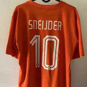 Sneijder tröja i Nederländerna från VM 2014. Stadium version. Självklart äkta. Skick 9/10, inga synbara fel. Skriv vid frågor eller för fler bilder! Bättre bilder kan fås det är Plick som zoomar bilderna i annonsen. 