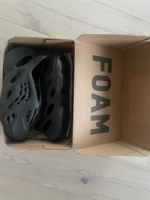 Yeezy Foam Runner “Onyx” - Kanye Wests märke yeezy x adidas skor. Storlek 46 men passar typ allt från 43 - 46 skulle jag säga. Perfekta till sommaren! Skriv för frågor. Helt nya aldrig använda.