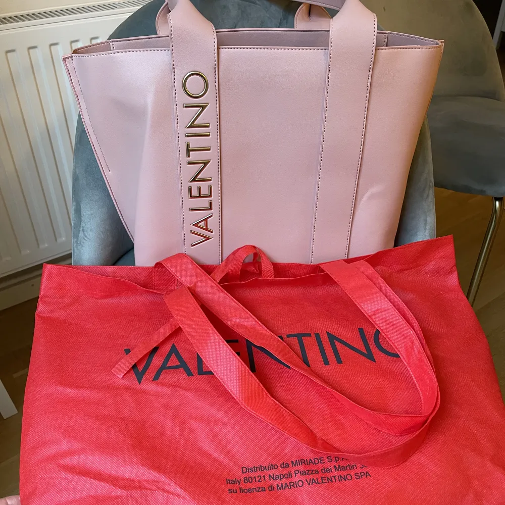Helt ny Valentino by Mario väska i rosa. Dustbag ingår (se bild 3). Hämtas eller skickas mot frakt. :). Väskor.