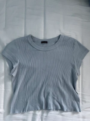 brandy melville topp - Croppad baby tee från brandy melville! har använts flera gånger men varit väl omhändertagen 