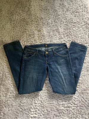 Lågmidjade Lee jeans  - Supersnygga lågmidjade Lee jeans som är straight leg💕💕 Skriv för frågor💕