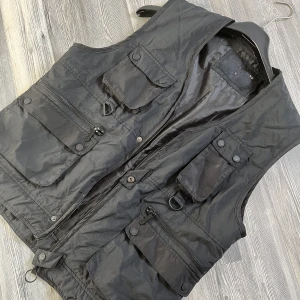 Cargo väst  - en snygg och enkel cargo väst som är helt oanvänd och är lite oversized i storleken 