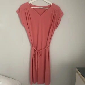 Filippa K klänning - Rosa klänning från Filippa K. Använd fåtal gånger därmed toppskick! Strl M men passar även S. 290kr +frakt🩷