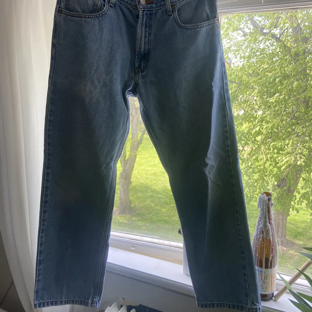 Levis jeans i modell 505. Inköpta secondhand! Skulle uppskatta storlek 32/30! Små defekter se bild. . Jeans & Byxor.
