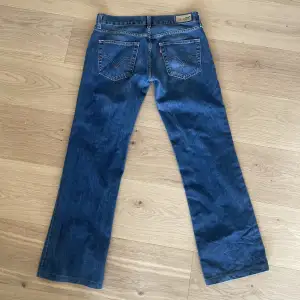 Super snygga lågmidjade bootcut jeans, jag är 1,65 cm lång. Midjemåttet är 43 rakt över, innerbenslängden är 76cm.