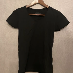 Svart t-shirt - Enkle svart t-shirt från newbody. Fint skick och säljer en likadan i vitt
