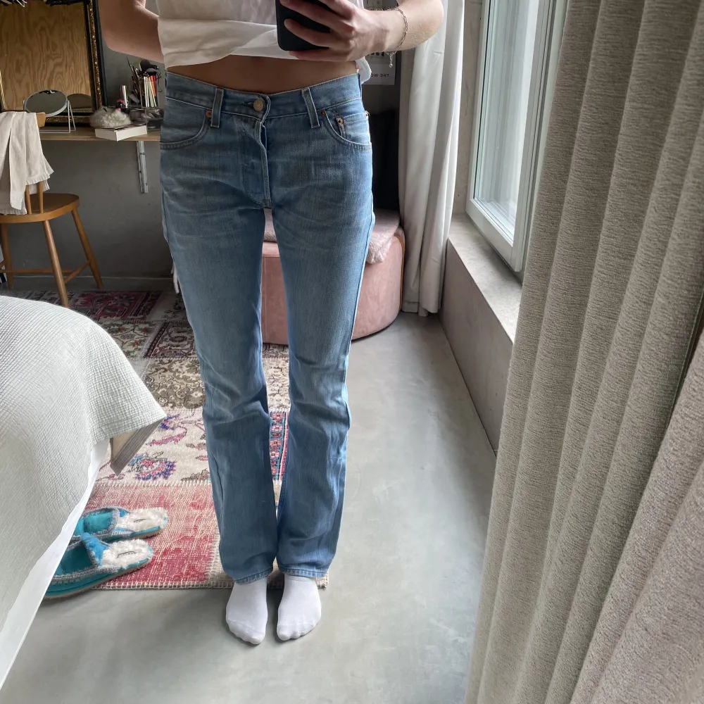 Så nice 501-jeans från Levi’s! Köpta vintage, storlek 29/34 men insydda så de passar någon med 34-38 i storlek  Midjemått (mätt rakt över jeansen): ca 36 cm Innerbenslängd: ca 83 cm. Jeans & Byxor.