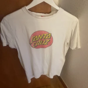 Santa cruz t shirt - Säljer min santa crus t shirt då det inte är min stil längre, den är lite urtvättad därav priset. Köptes för 299 kr. För fler bilder för av dig Köparen står för frakt❤️