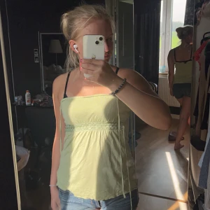 Snygg topp - Snygg topp, en gammal ifrån hm, men är i bra skick💚