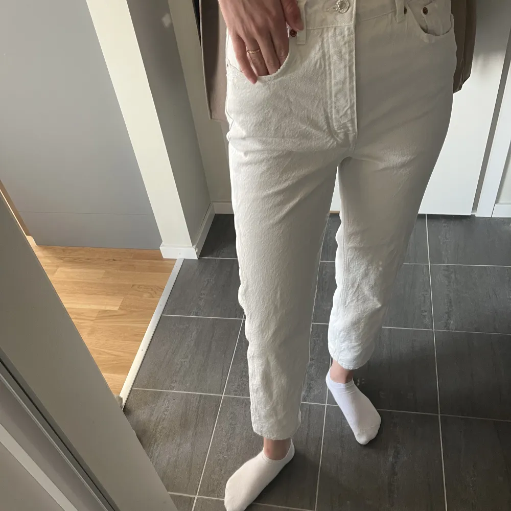 De perfekta straight jeans från zara  i bra skick. Har en liten missfärgning vid lappen men syns knappt och kan säkert blekas bort. Strl S.. Jeans & Byxor.