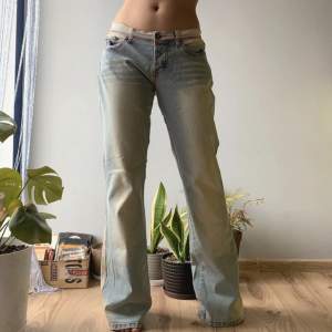 Sjukt snygga lågmidjade bootcut jeans i en unik ljus färg köpta second hand💕 Mått: midja- 39 cm höft till höft, innerbenslängd- 81 cm
