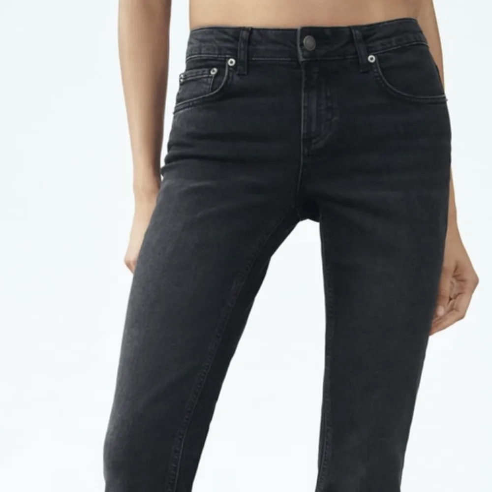Säljer mina Lågmidjade svarta zara jeans eftersom att jag aldrig använder dom längre💞 de är stretchiga så de är otroligt bekväma men inte för stretchiga så de är fortfarande ett jeans material💕. Jeans & Byxor.