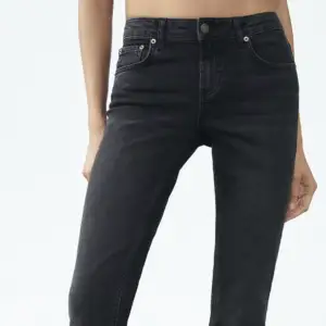 Säljer mina Lågmidjade svarta zara jeans eftersom att jag aldrig använder dom längre💞 de är stretchiga så de är otroligt bekväma men inte för stretchiga så de är fortfarande ett jeans material💕