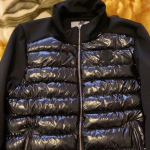 Moncler Jacka  - En present jag fick av farmor. Har använt två-tre gånger max. Fin kvalite på den också. Pris kan diskuteras vid snabb affär
