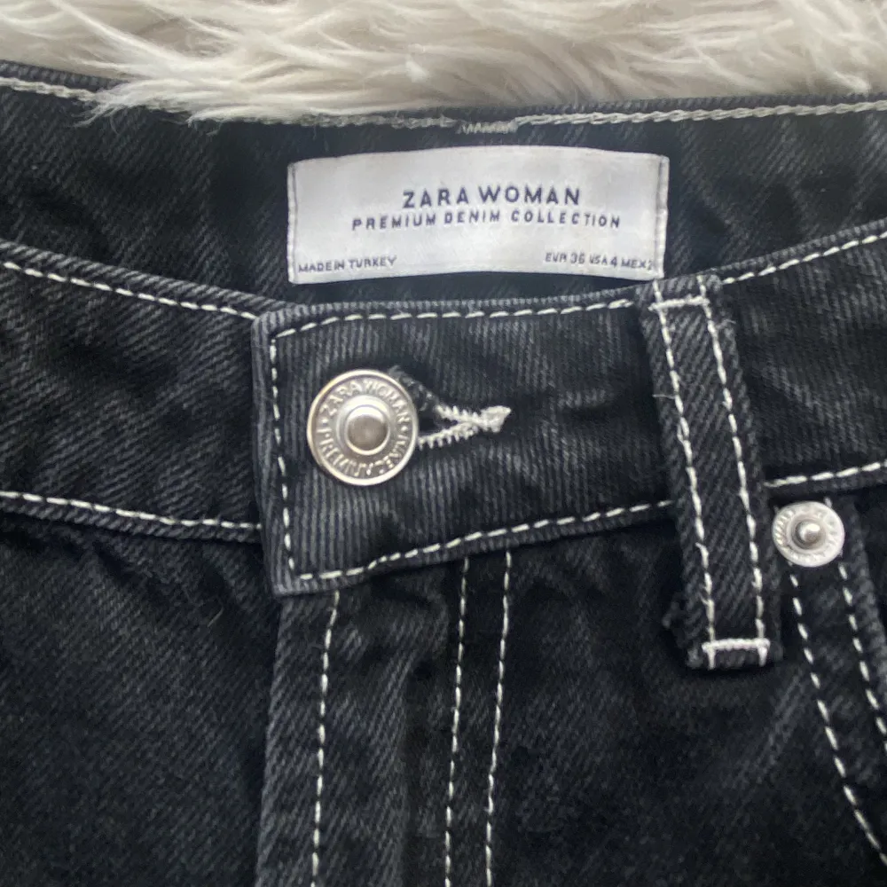 Zara jeans i en loose fit stil med vita sömmar. Storlek 36 och normal i storlek. . Farkut & Housut.