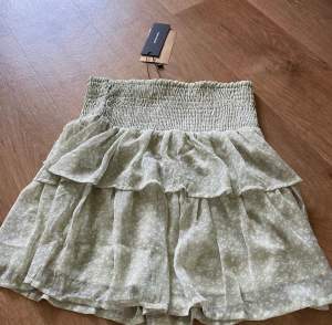 Säljer denna super snygga volang kjolen från vero Moda aldrig använd därmed nyskick!