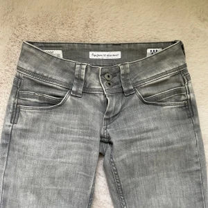 Lågmidjade jeans -  från pepe jeans! Jag har sprättat upp dom i benen så att de ska bli lite längre💞nypris 999kr