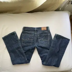 Lågmidjade bootcut jeans från Jack&Jones i bra skick. Midja: ca 80 cm, innerbenslängd: ca 81 cm
